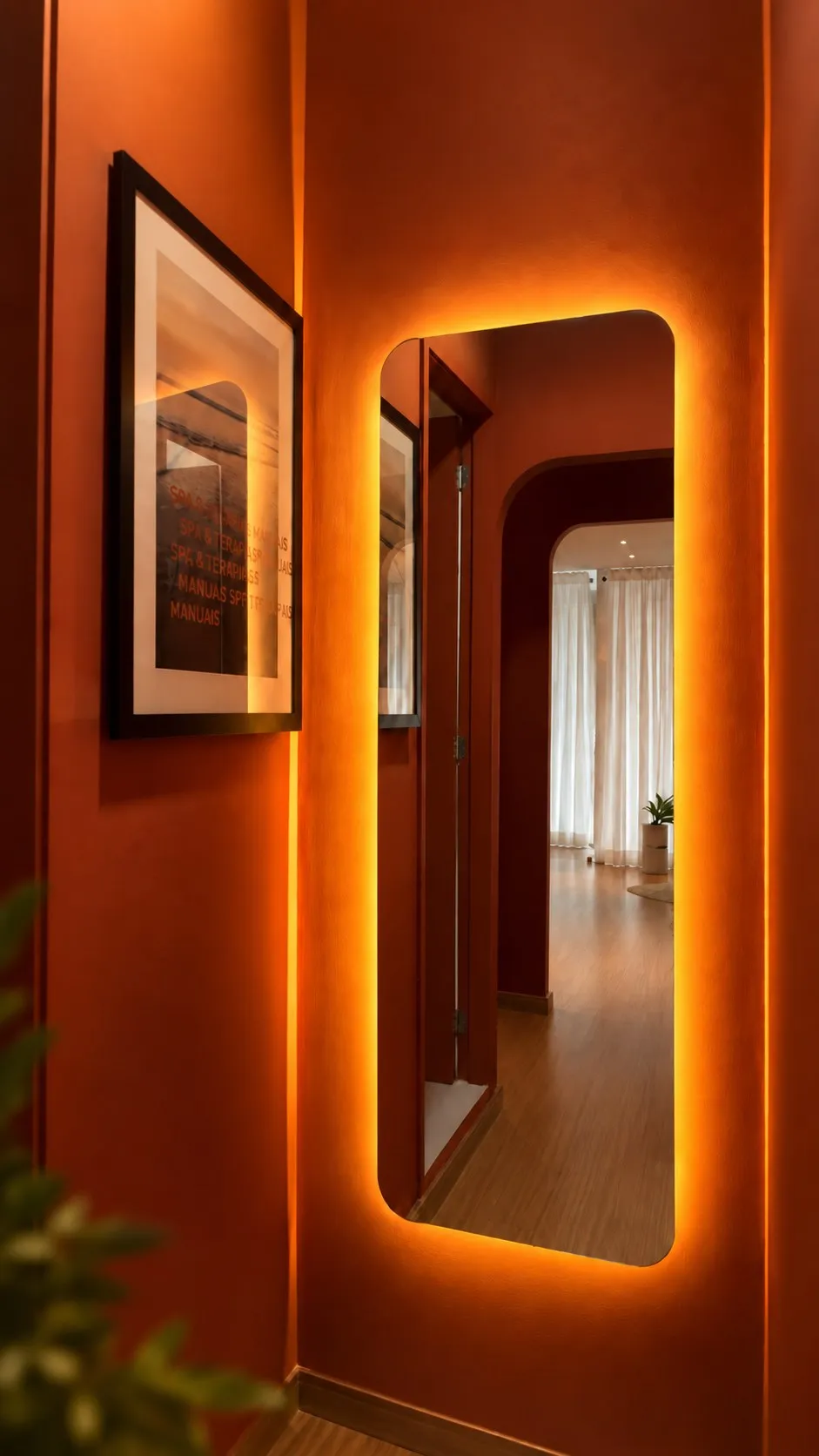 Espelho com luz âmbar no corredor terracota